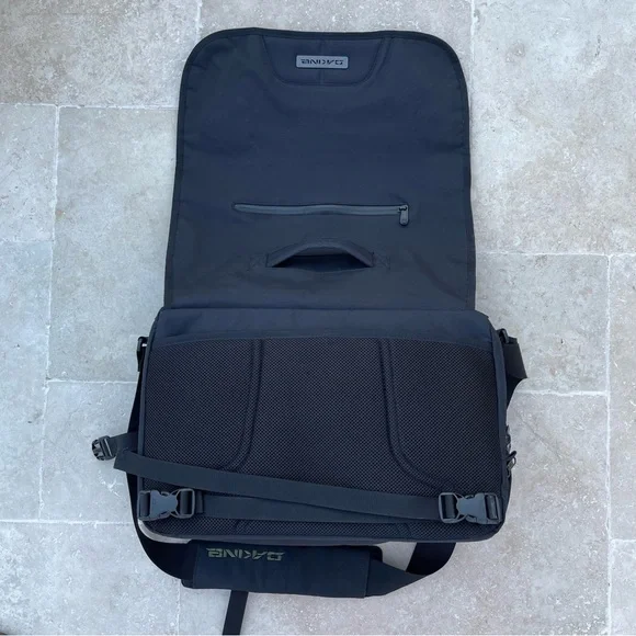 DAKINE 🚴 Black Messenger/Laptop On-the-Go Bag (Large)